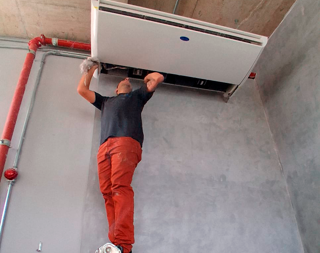 técnico DBG instalando ar condicionado piso teto