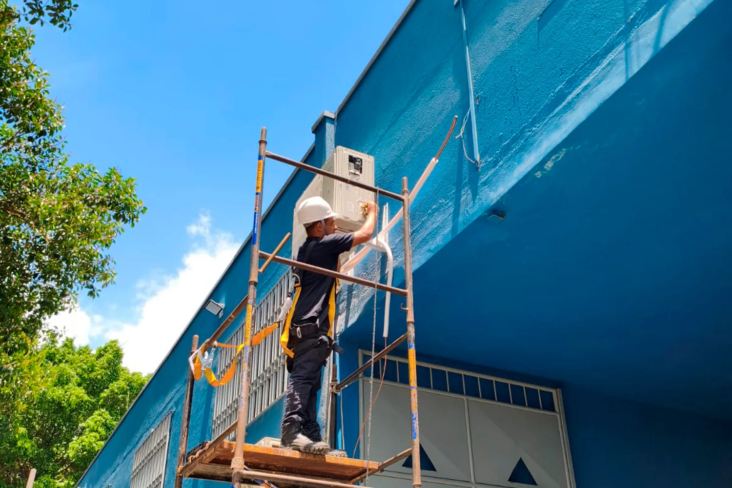 técnico-instalando-condensadora de ar-em-empresa