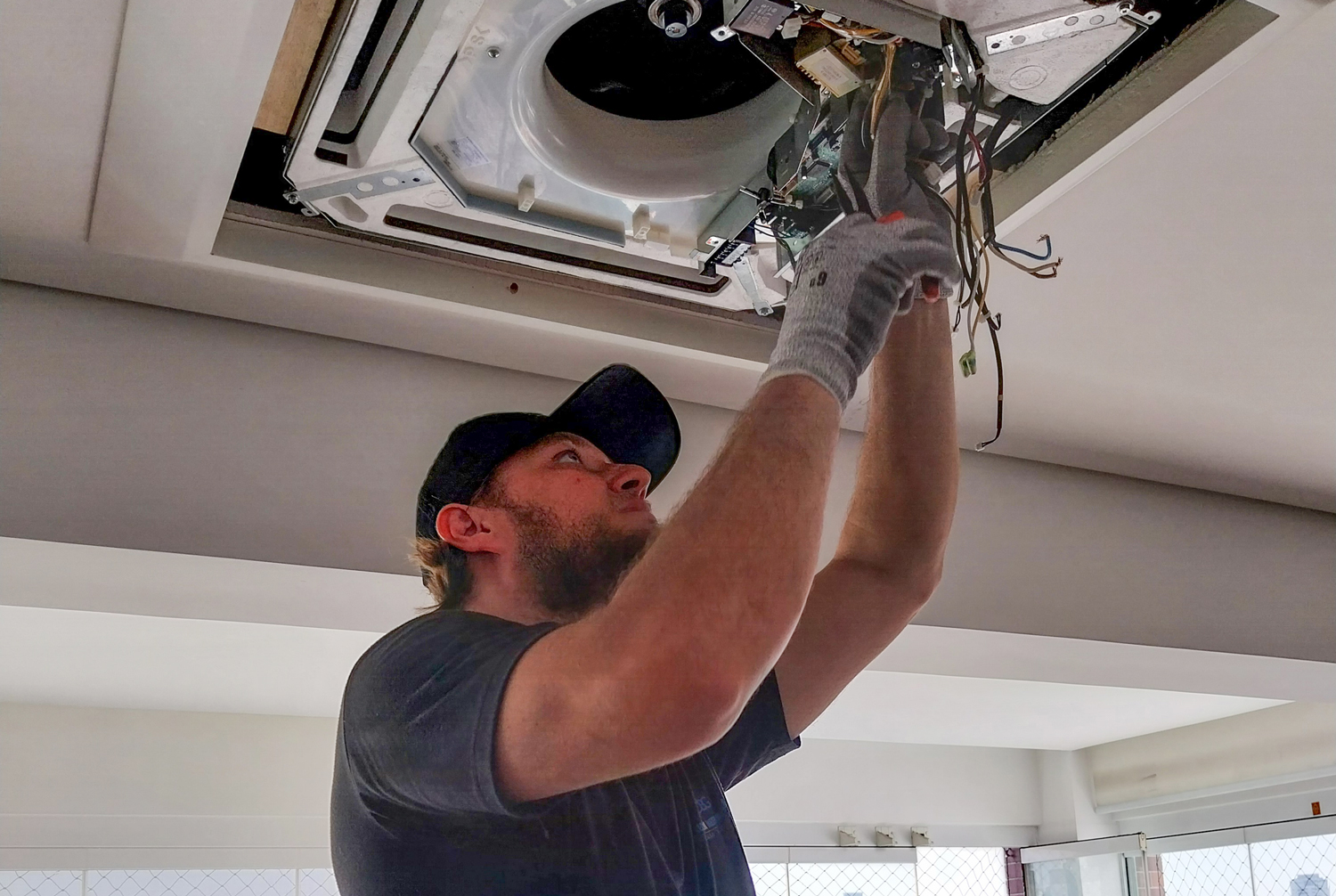 Técnico-instalando-ar-condicionado-cassete-em-sp