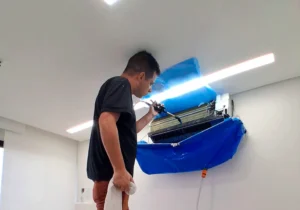 Técnico-DBG-Ar-fazendo-Limpeza-de-ar-condicionado-split-são-paulo