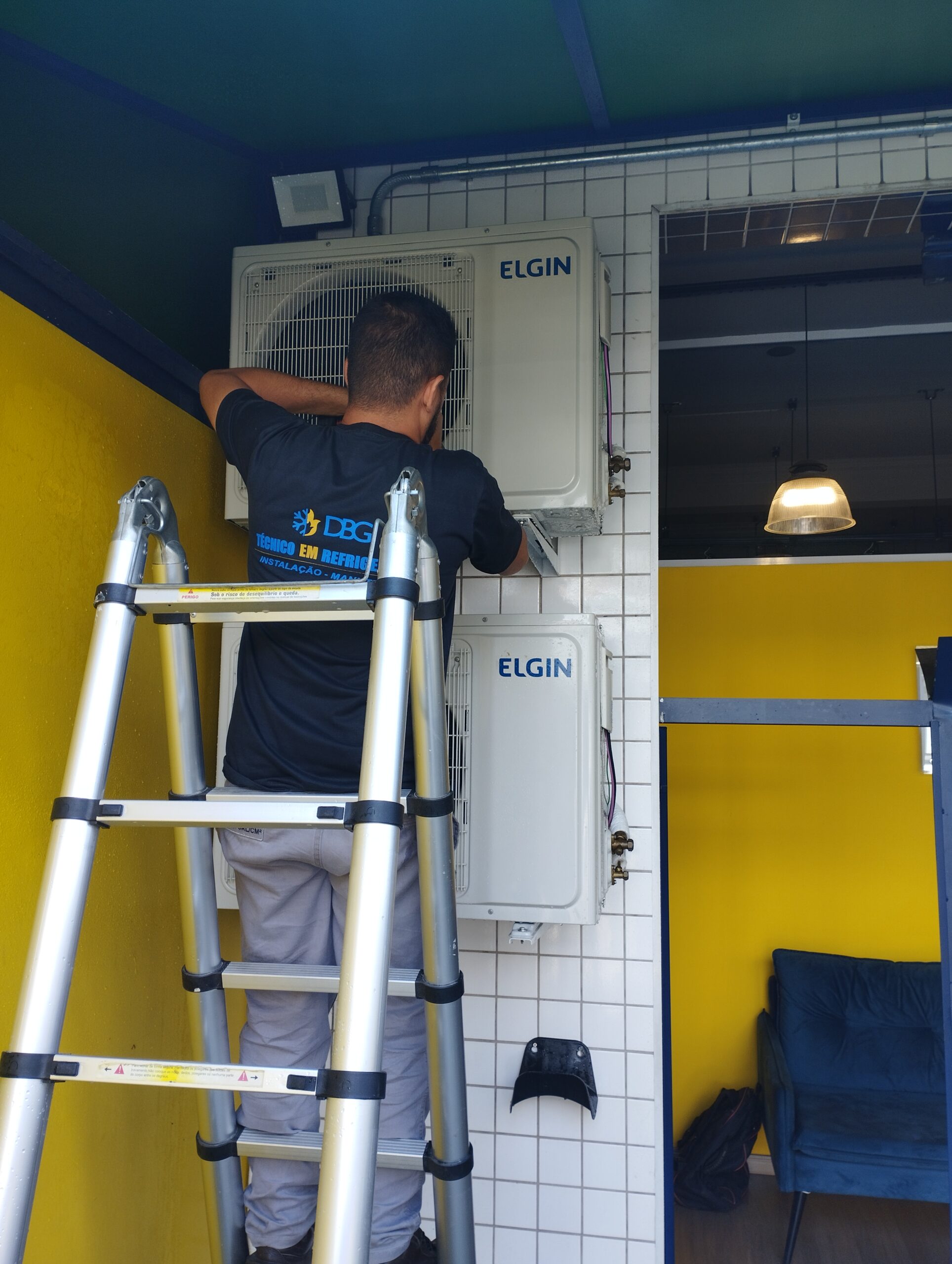 técnico instalando ar condicionado em São Paulo DBG