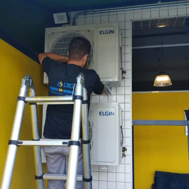 técnico instalando ar condicionado em São Paulo DBG