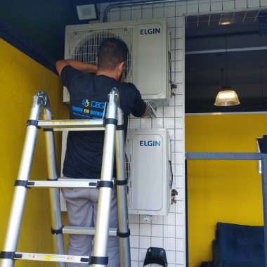 técnico instalando ar condicionado em São Paulo DBG